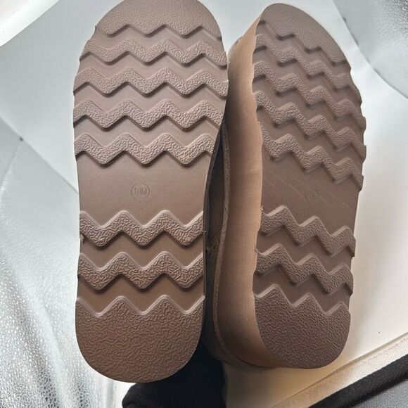 CUSHIONAIRE Women's Huggy Genuine Suede Cozy Mule Platform SIZE 10 TAUPE NEW - Picture 7 of 7